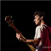 Laureato in basso elettrico offre lezioni di strumento e/o teoria musicale